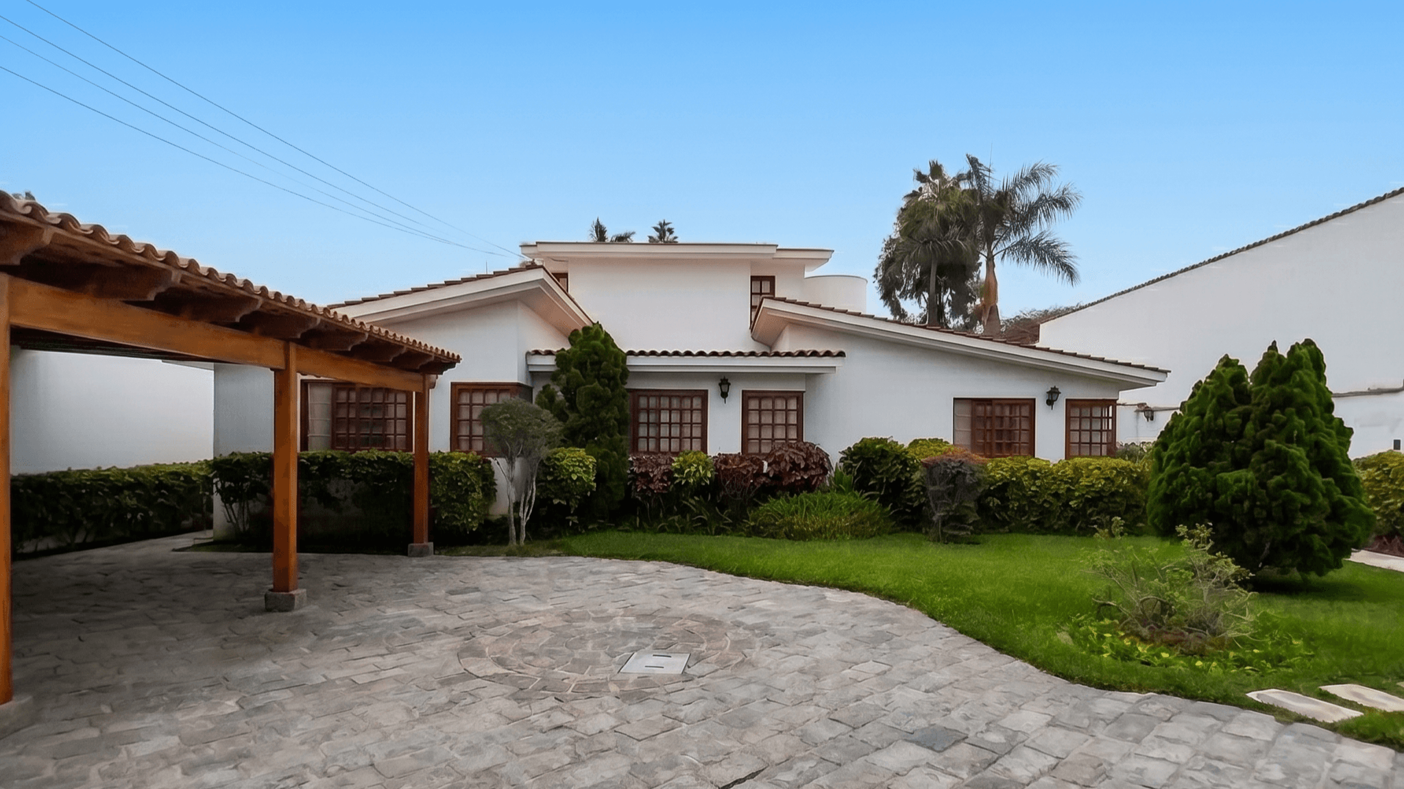 Residencia de Estilo Clásico con Acabados en Cedro y Teja
