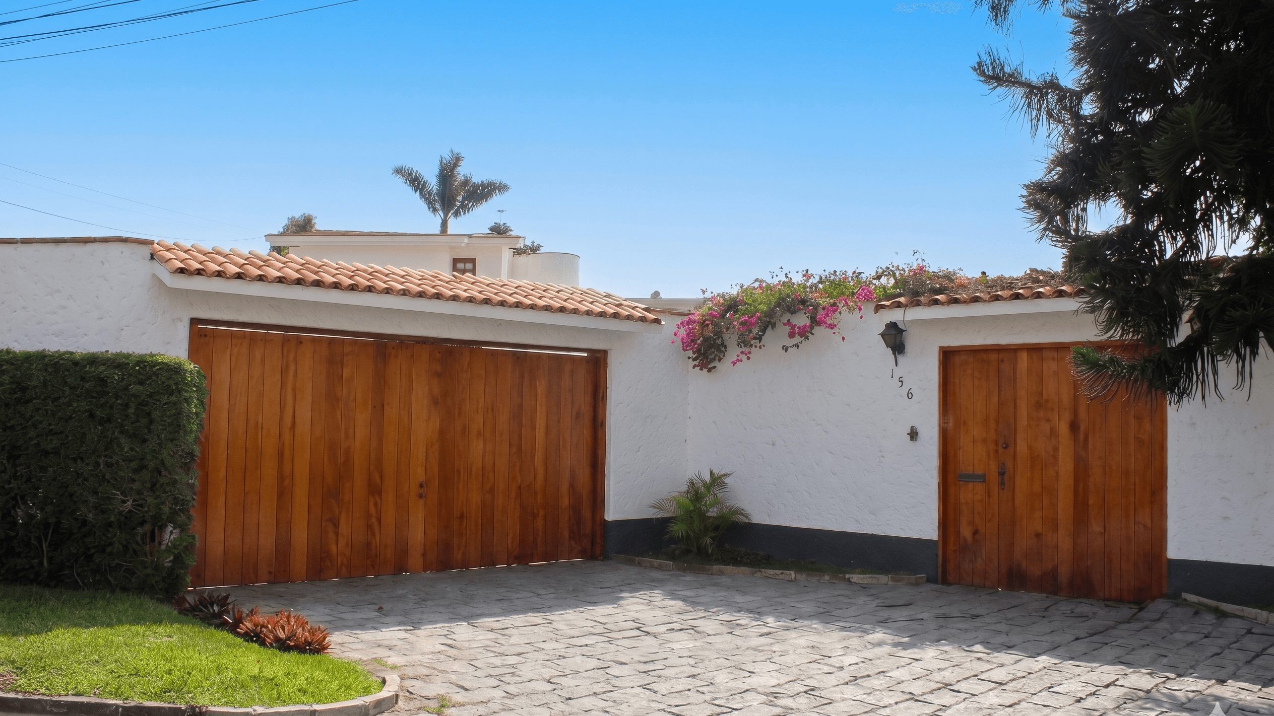 Residencia de Estilo Clásico con Acabados en Cedro y Teja