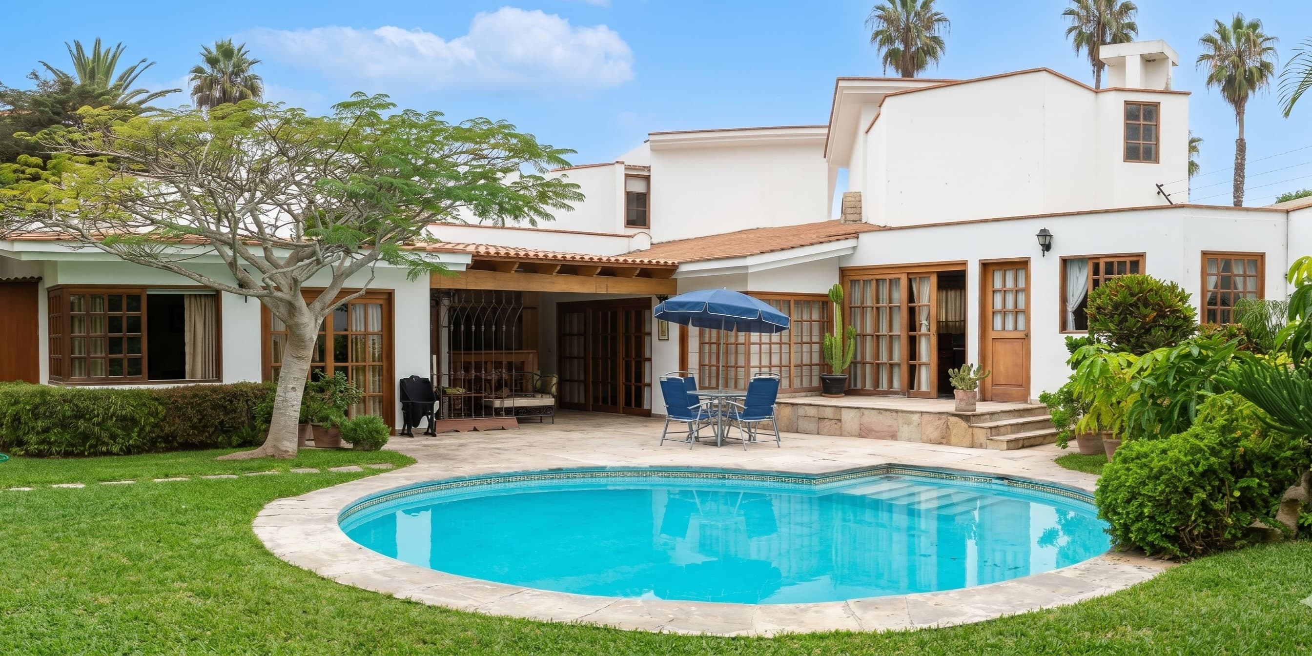Casa de Estilo Clásico en venta con Acabados en Cedro y Teja.