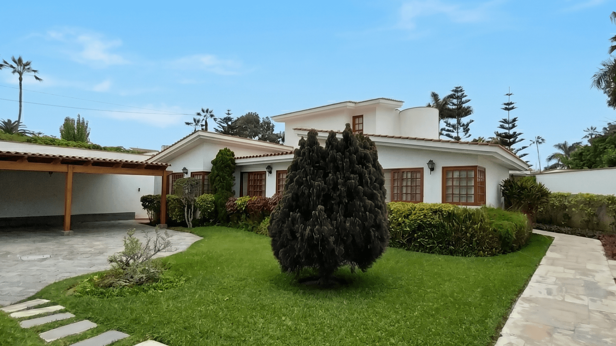 Casa de Estilo Clásico en venta con Acabados en Cedro y Teja.